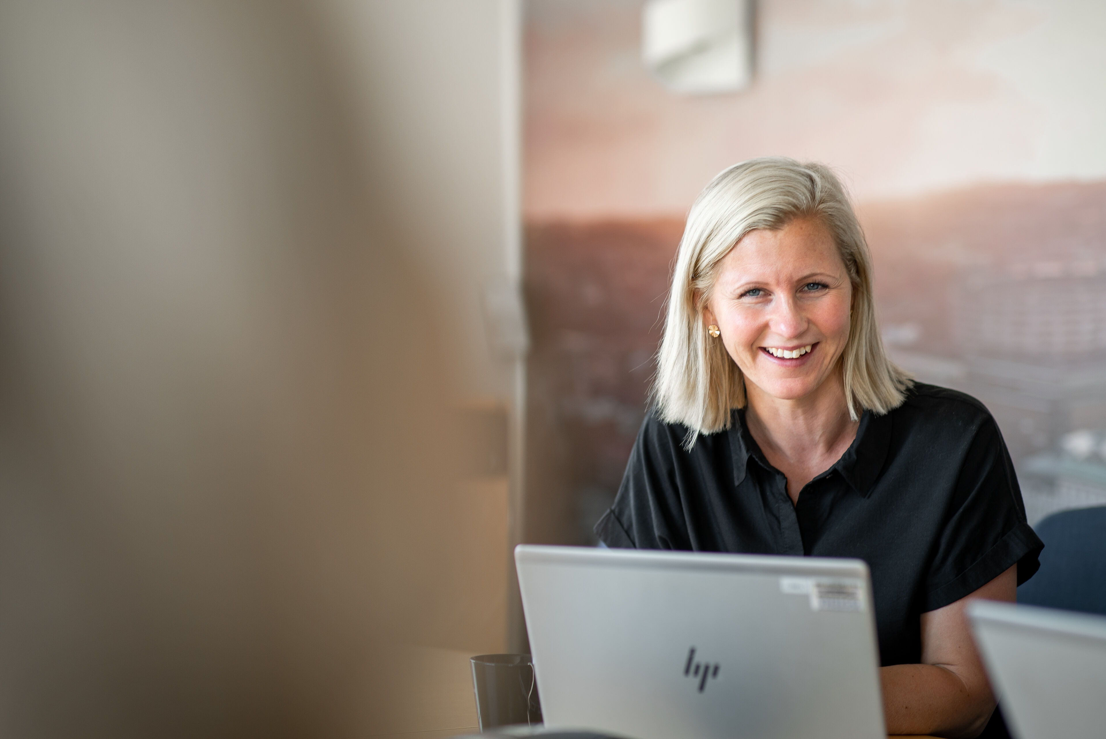  Blonde woman in front of a laptop