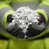Makulert papir i hendene til en ansatt i Stena Confidential