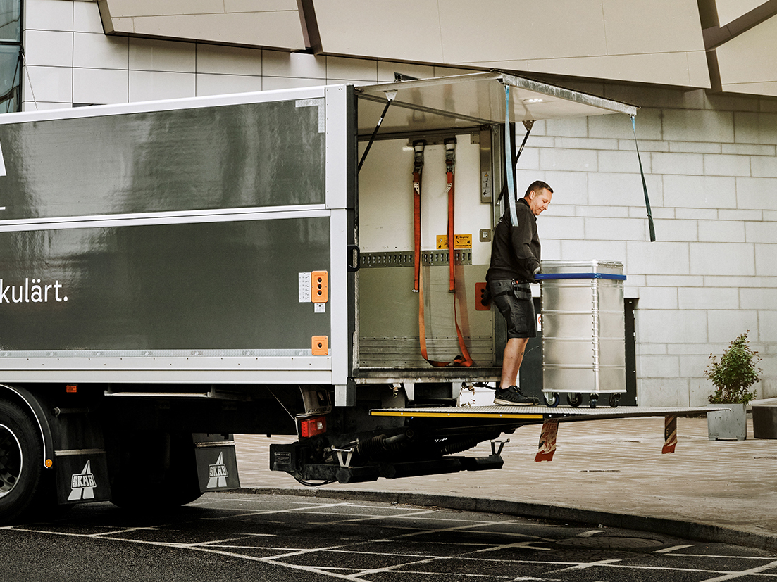 En Stena Confidential-anställd hanterar ett kärl i en lastbil.