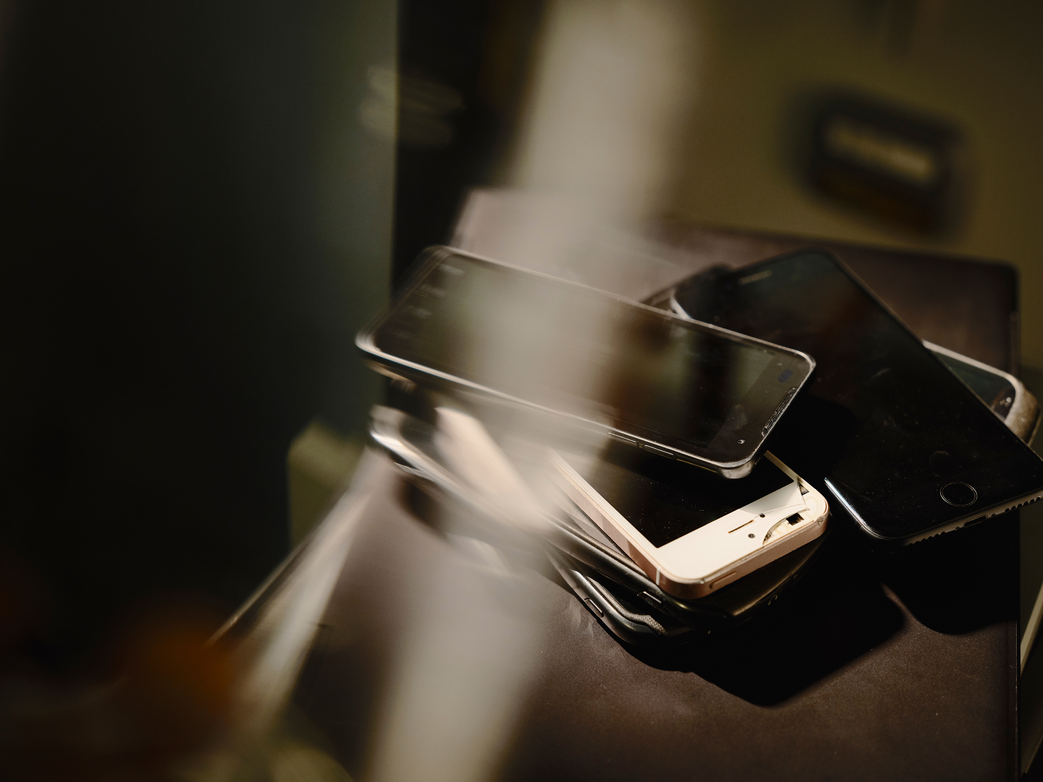 Kasa käytettyjä matkapuhelimia.