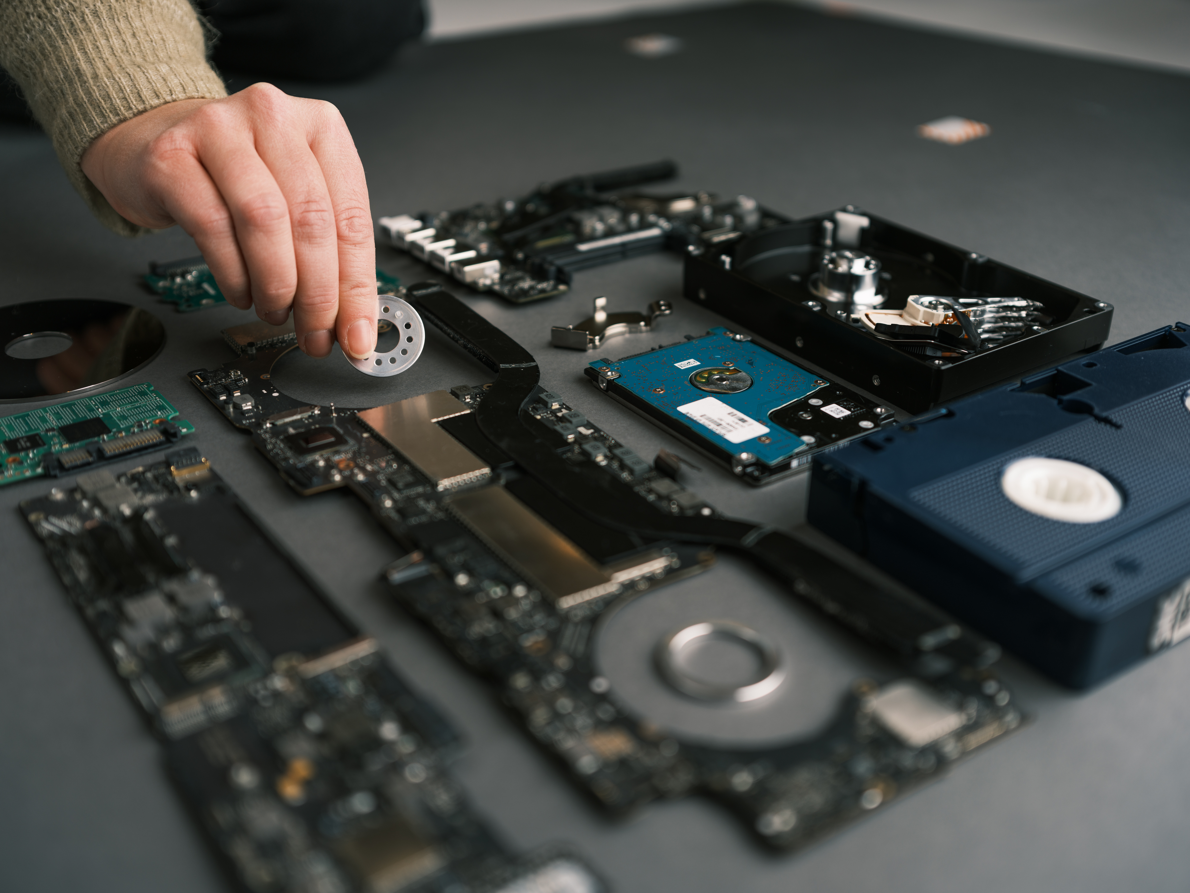 Stena Confidentialin työntekijä käsittelee elektroniikkamateriaaleja